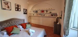 een slaapkamer met een bed met rode en groene kussens bij Chic 'N Charme Trastevere Terrace 2 in Rome