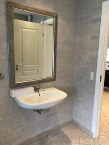 a bathroom with a sink and a mirror at Bøllingsø Feriehus in Silkeborg