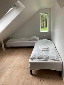 a bedroom with a bed and a window at Bøllingsø Feriehus in Silkeborg