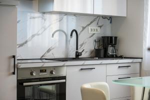 Kuchyň nebo kuchyňský kout v ubytování Oliva Vallis Apartments