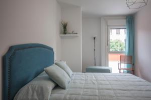 Schlafzimmer mit einem Bett und einem Fenster in der Unterkunft El Mirador de Nabain 2 in Boltaña