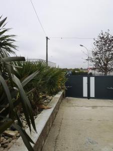 a black and white fence and some plants at La maison du bonheur in Port-en-Bessin-Huppain