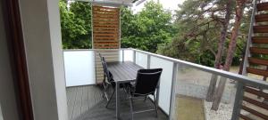 einen Balkon mit einem Tisch und Stühlen darauf in der Unterkunft Apartament rodzinny w obiekcie Nautikka Park in Krynica Morska + 13 Fotos