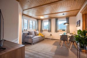 uma sala de estar com um sofá e uma mesa em Appartement Schneeberger em Westendorf