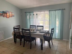 - une salle à manger avec une table et des chaises dans l'établissement Melody 3-Bedroom Pool Villa close to the beach!!!, à Port Charlotte