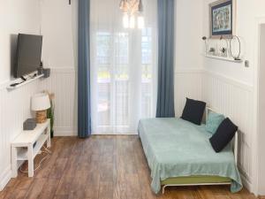 ein kleines Schlafzimmer mit einem Bett und einem TV in der Unterkunft Sa-Lak Balatonszemes in Balatonszemes