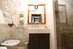 A bathroom at Trullo Gio
