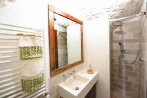 A bathroom at Trullo Gio