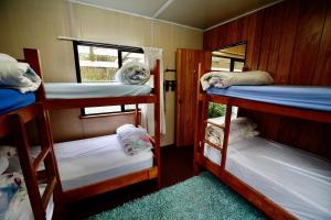Katil dua tingkat atau katil-katil dua tingkat dalam bilik di Glenmark Holiday Park