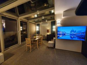 ein Wohnzimmer mit einem großen Flachbild-TV an der Wand in der Unterkunft Apartament Blue Sky in Władysławowo