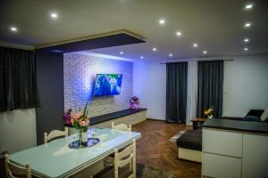 una sala de estar con una mesa y un sofá en Villa Mira Makarska - Imotski, en Imotski