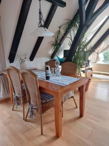 a dining room with a wooden table and chairs at Haus Schaumburger Land in Volksdorf