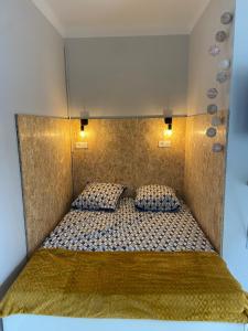 a bed in a room with two pillows on it at L'Eldorado Ruthénois - Garage & Terrasse in Rodez