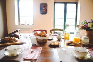 drewniany stół z jedzeniem i napojami w obiekcie Domaine de Montizeau w mieście Lailly-en-Val