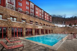 a swimming pool in front of a building at Bear Creek Mountain Resort in Breinigsville