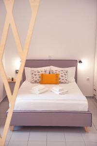 イストロにあるBella Vista renovatedのベッドルーム1室(オレンジ色の枕付きのベッド1台付)