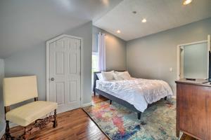 Morgantown Home with Deck about 2 Mi to WV University!客房内的一张或多张床位