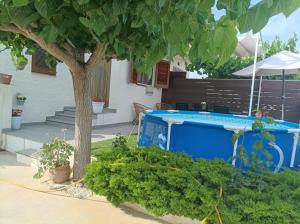 un patio con un árbol y una lavadora en Casa Tequila, en Riumar