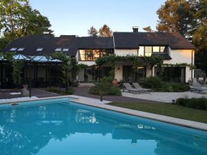 a house with a swimming pool in front of it at Lakeview in Keerbergen