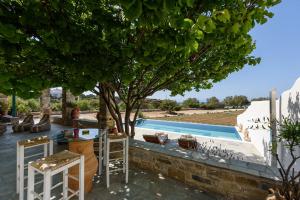 Bazén v ubytovaní seaside Villa Glyfa Paros alebo v jeho blízkosti