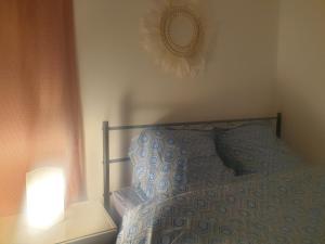 Dormitorio con cama con almohada y lámpara en Studio 25m2 indépendant sous-sol, en Sarcelles