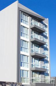 un diseño arquitectónico de un edificio de apartamentos con balcones en CQ MITRE en Puerto Madryn