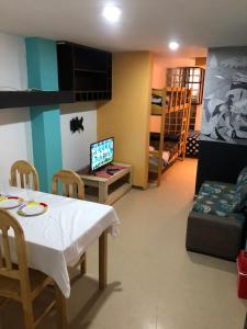 TV a/nebo společenská místnost v ubytování LOFT CHAKRA