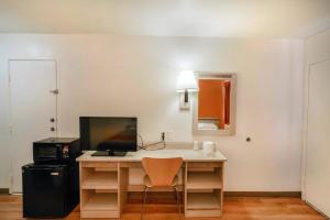 TV a/nebo společenská místnost v ubytování Motel 6-Huntsville, TX