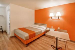 Postel nebo postele na pokoji v ubytování Motel 6-Huntsville, TX