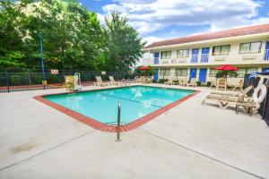 Bazén v ubytování Motel 6-Huntsville, TX nebo v jeho okolí