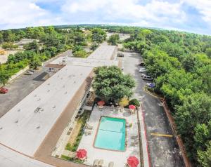 Bazén v ubytování Motel 6-Huntsville, TX nebo v jeho okolí