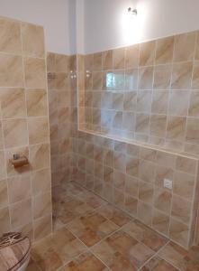bagno con doccia e servizi igienici di Oliva Verde Apartman a Bárdudvarnok
