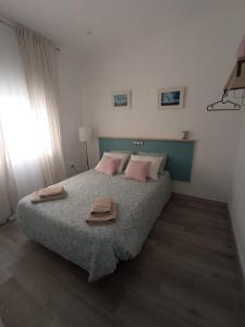 Casa Reyes في روتا: غرفة نوم عليها سرير وفوط