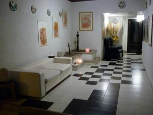 a living room with a couch and a checkered floor at B&B Cà d'Artisti in Caorle