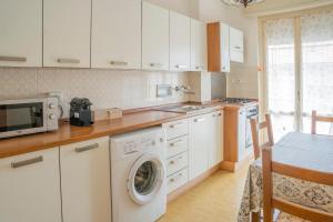A kitchen or kitchenette at Appartamento Corsaro