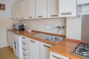 A kitchen or kitchenette at Appartamento Corsaro