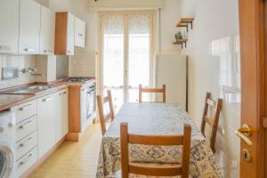 A kitchen or kitchenette at Appartamento Corsaro