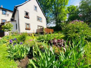 Foto da galeria de Ferienhof Alte Wildmeisterei - Fewo Gartenblick em Neuhaus am Rennweg