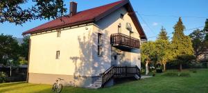 ein Gebäude mit einer Seitentreppe in der Unterkunft Apartment Gradina in Korenica