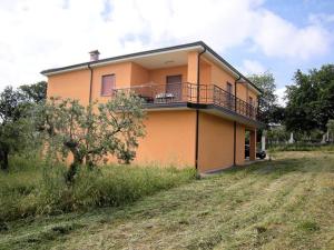 Casa amarilla con balcón en un campo en Villa Iside, en Rogiano Gravina