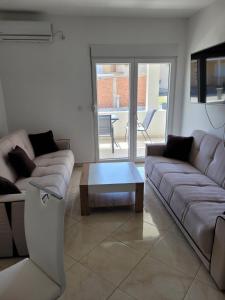 ein Wohnzimmer mit 2 Sofas und einem Couchtisch in der Unterkunft Sunny House Apartments Doni Štoj in Bregvija