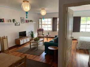a living room with a couch and a table at La Casita de mi Alma - Das Haus meiner Seele (Tegueste) in Tegueste