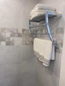 a towel rack with towels on it in a bathroom at Bungalow los Majuelos in Gran Alacant