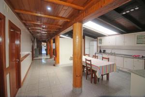 een keuken met een tafel en stoelen in een kamer bij Casa Varanda do Geres in Terras de Bouro