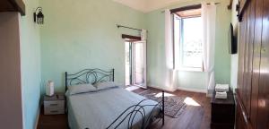 A bed or beds in a room at Villa Mazza al Vesuvio