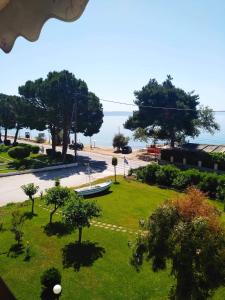 un parc arboré, une route et l'océan dans l'établissement Bay view apartment, à Malaki