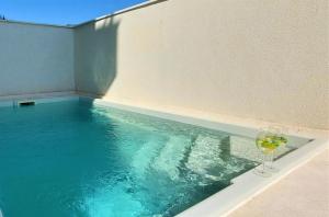 Bazén v ubytování Vip Deluxe Apartment Arian nebo v jeho okolí