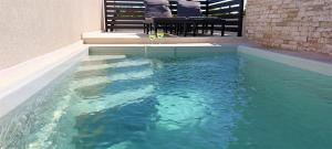 Bazén v ubytování Vip Deluxe Apartment Arian nebo v jeho okolí