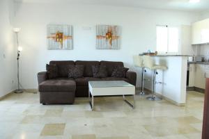 salon z brązową kanapą i stołem w obiekcie Apartamento Rio Mar w Marbelli