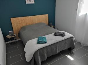 1 dormitorio con 1 cama con 2 toallas en REZ DE CH avec terrasse et parking Appartement 2 ch à Lurs en Lurs